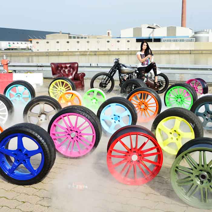 Foliatec sprayfolie i guld metallic på udstillede fælge med model og motorcykel