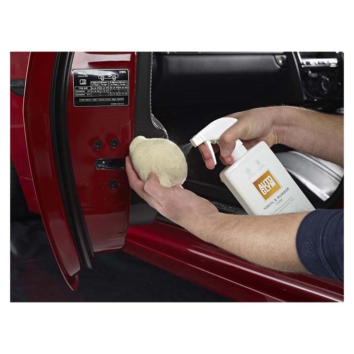 Bilpleje Autoglym Vinyl & Rubber Care 500ml sprøjtes på en svamp
