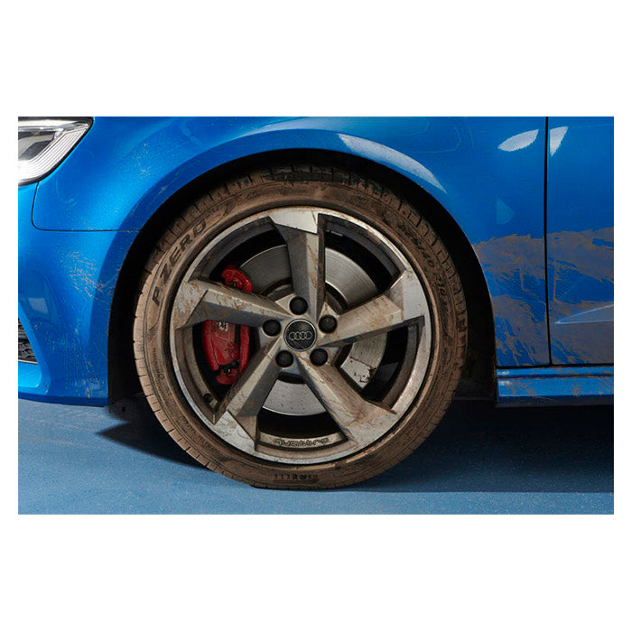 Snavset Audi fælg og dæk med røde bremsekaliber