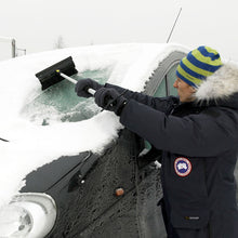 Mand fjerner sne fra forrude med multiskraber og justerbart skaft