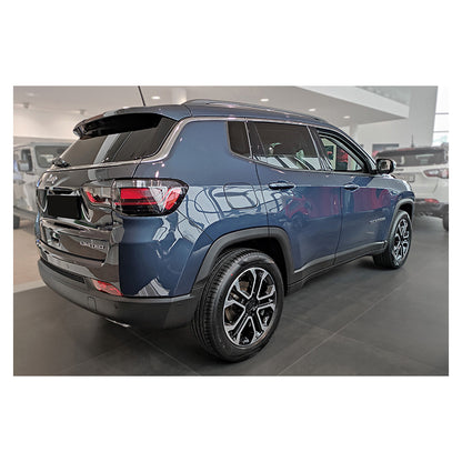 Avisa Læssekantbeskytter beskytter den sorte Jeep Compass bagkofanger