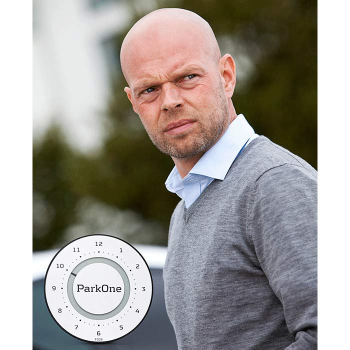 Mand med ParkOne 2 p-skive i sort design og tydelig aflæsning