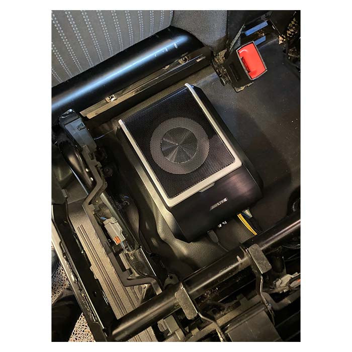 Alpine PWD-X5 DSP forstærker med aktiv subwoofer under et bilsæde