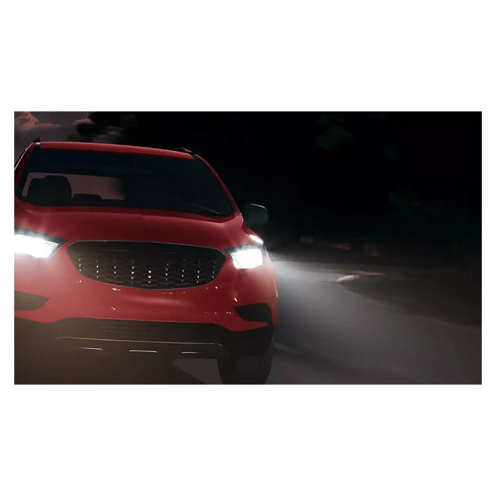 Rød bil med Osram Night Breaker LED-forlygter oplyser mørk vej