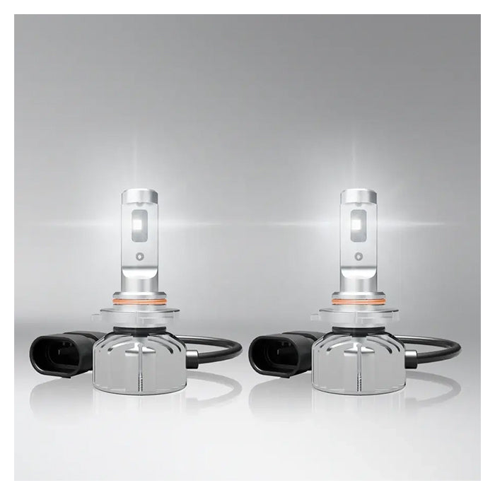 To lovlige Osram Night Breaker Smart H10 LED-forlygtepærer, der lyser kraftigt