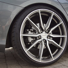 Stratos silver metallic bremsekaliberlak på en bilfælg