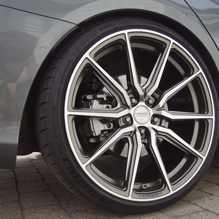 Marina Bay Silver bremsekaliberlak på en bil med Vossen fælge
