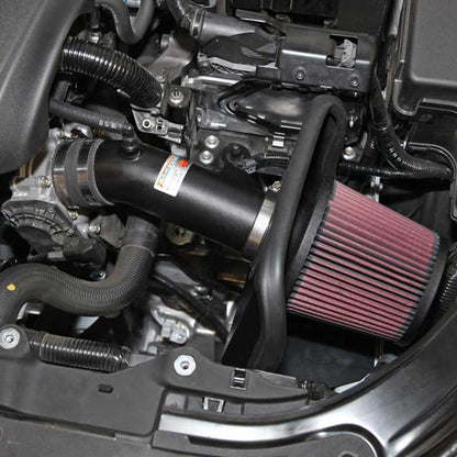 K&N indsugningskit monteret i Mazda 3 motorrum med rør og luftfilter