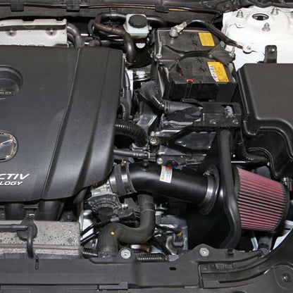 K&N Indsugningskit Mazda 3 L4 2.0 Benzin installeret i motorrummet