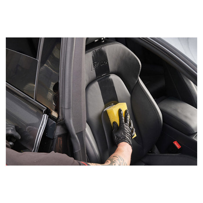 Rengøring af bilsæde med Autoglym Interior Cleaner og svamp