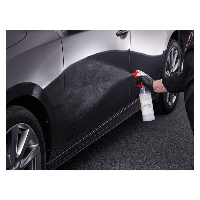 Person sprøjter Autoglym Instant Ceramic Coating på bilens lak