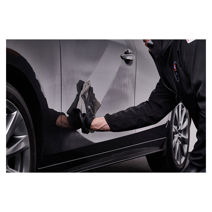 Person polerer sort billak med Autoglym keramisk coating