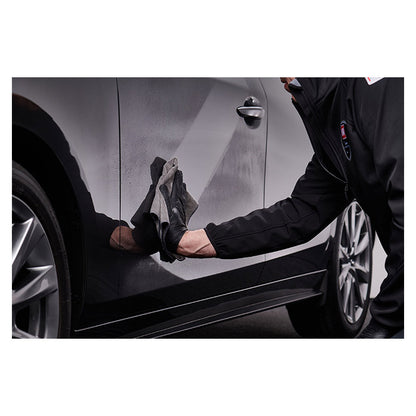 Person polerer sort billak med Autoglym keramisk coating