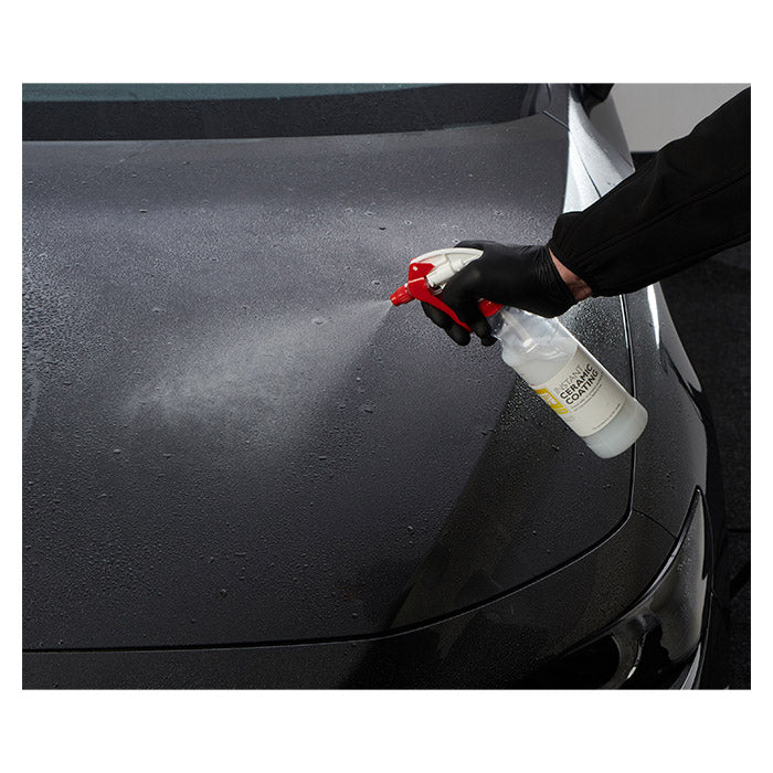 Autoglym keramisk coating sprøjtes på bilens lak for beskyttelse.