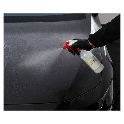 Autoglym keramisk coating sprøjtes på bilens lak for beskyttelse.