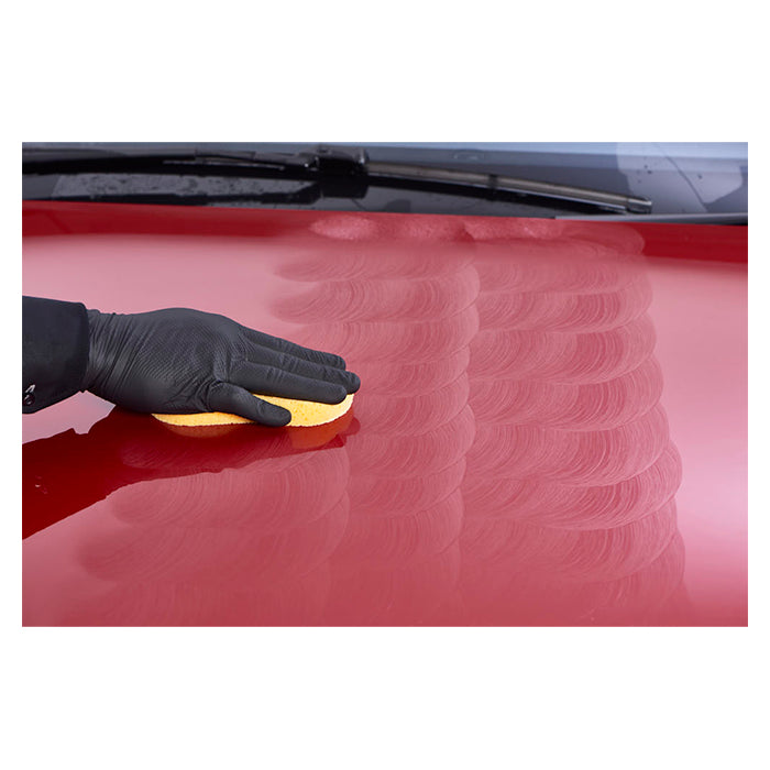 Autoglym Radiant Wax Polish påføres rødt billak med svamp