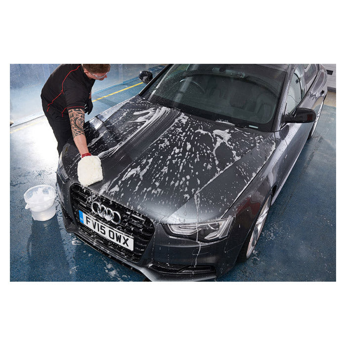 Mand vasker Autoglym Carshampoo No.14 bilshampoo på mørkegrå Audi med vaskehandsker