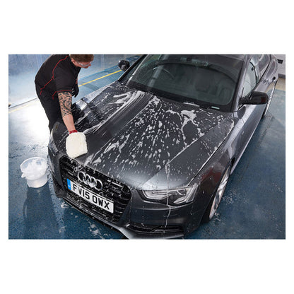 Mand vasker Autoglym Carshampoo No.14 bilshampoo på mørkegrå Audi med vaskehandsker