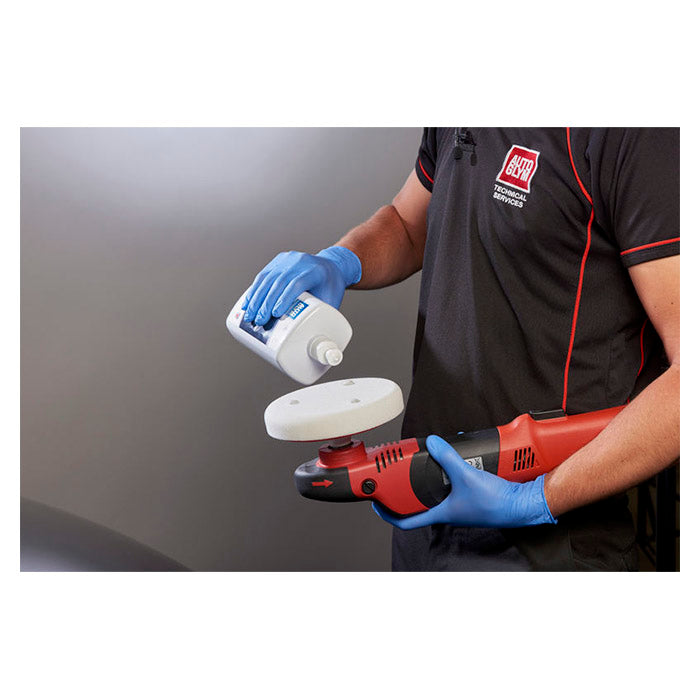Mand påfører Autoglym Rapid Renovator polermiddel på polermaskine