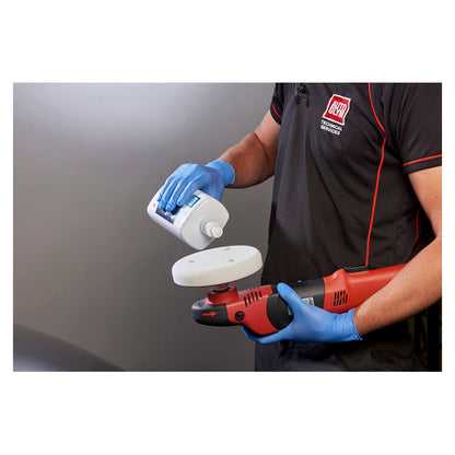 Mand påfører Autoglym Rapid Renovator polermiddel på polermaskine