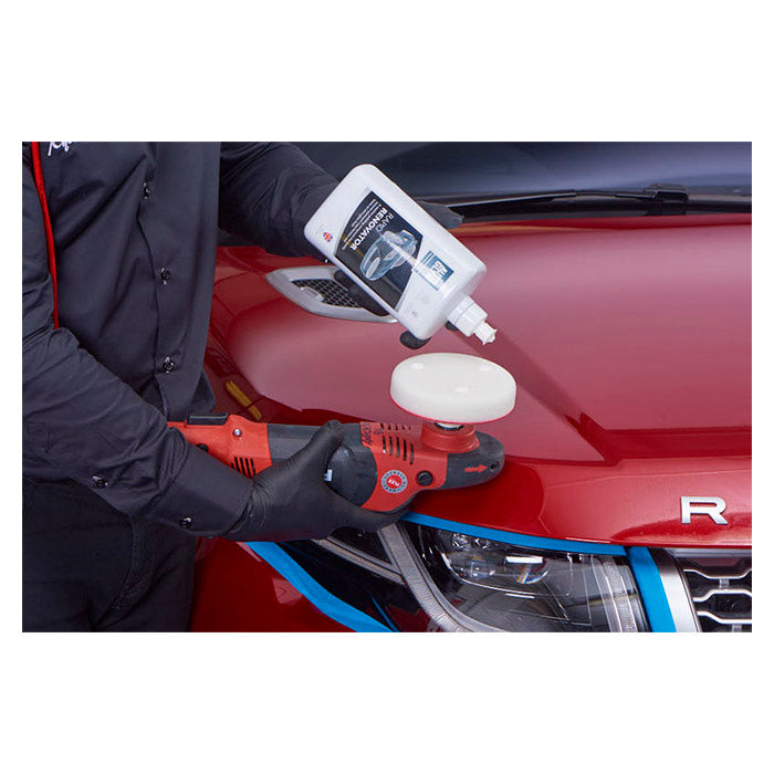 Person påfører Autoglym Rapid Renovator polermiddel på rød bil med polermaskine.