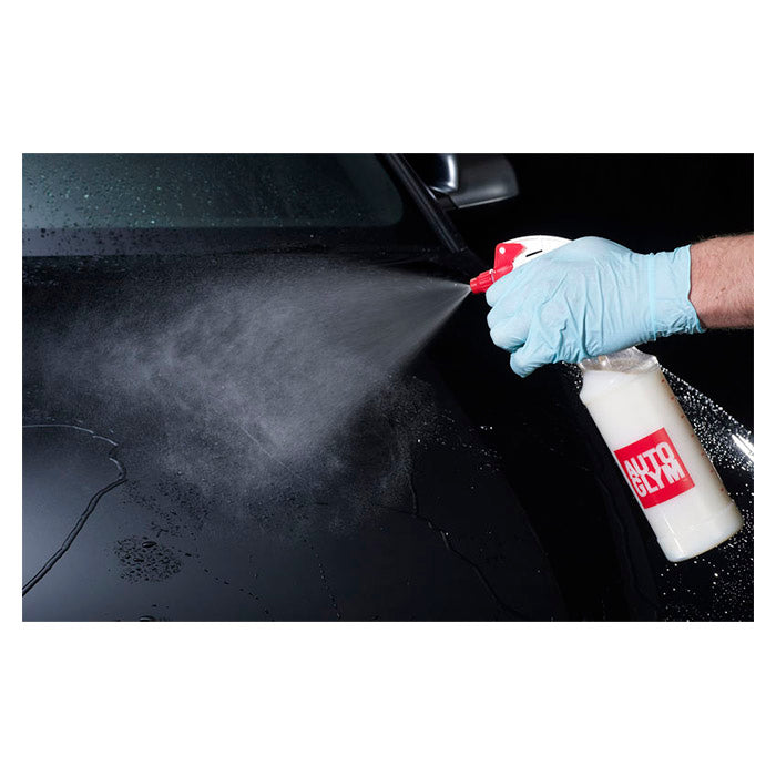 Hånd påfører Autoglym Express Wax til bil.