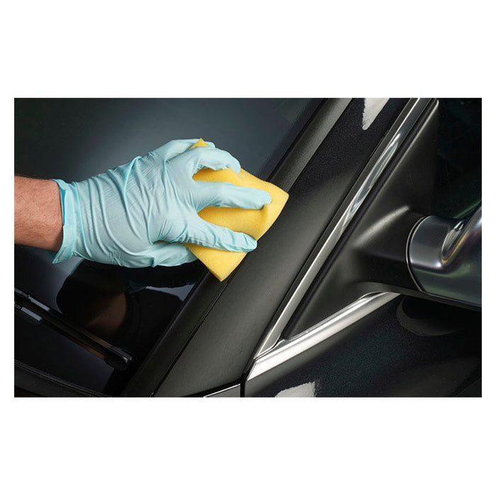 Autoglym plastfornyer påføres bilens gummilister med svamp