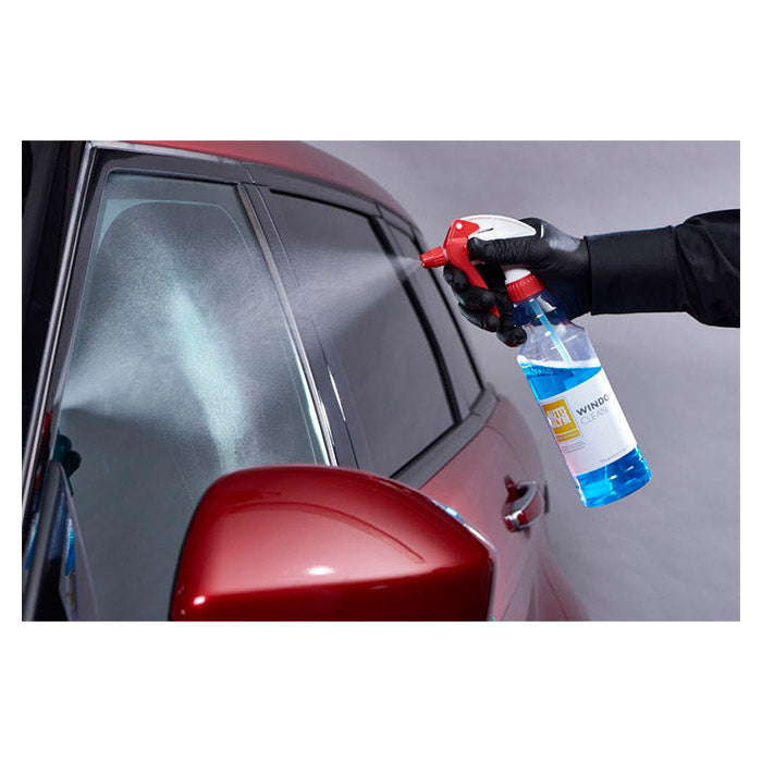 Person sprøjter Autoglym Window Clean på en rød bils siderude