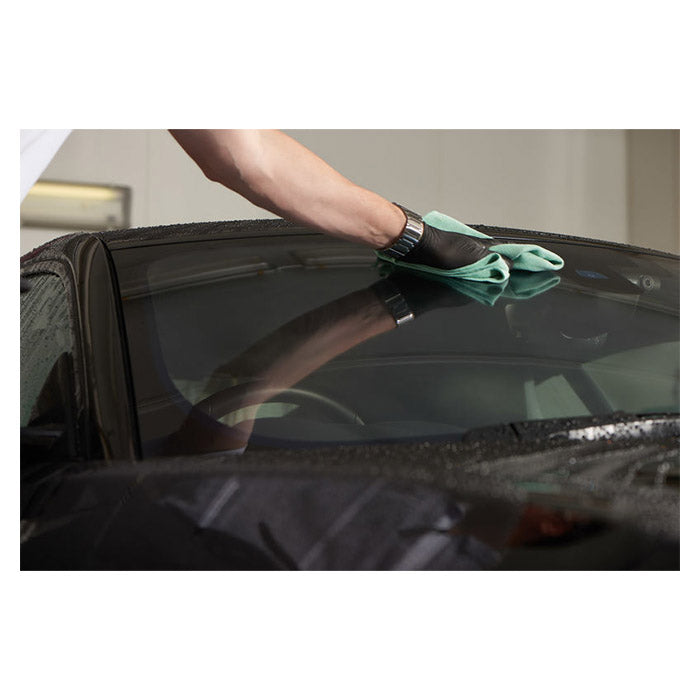 Hånd rengører bilrude med Autoglym Window Clean No.49 glasrens