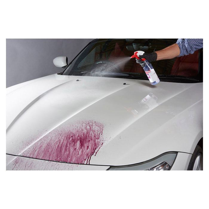 Autoglym Liquid Clay påføres bilens motorhjelm for at fjerne flyverust