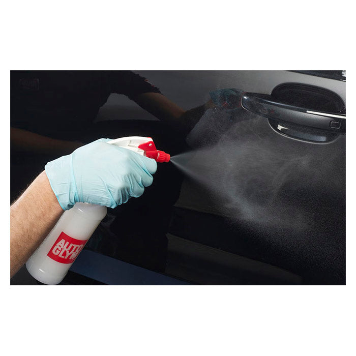 Sprøjte af Autoglym Fast Shine & Lube på bildørhåndtag