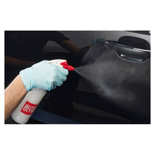 Sprøjte af Autoglym Fast Shine & Lube på bildørhåndtag