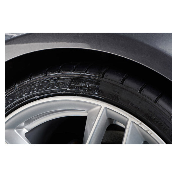 Autoglym Tyre Dressing på dæk og fælg for glansfuld finish