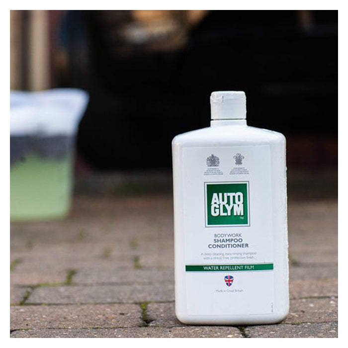 Autoglym Bodywork Shampoo Conditioner flaske med voks på brolagt overflade klar til brug