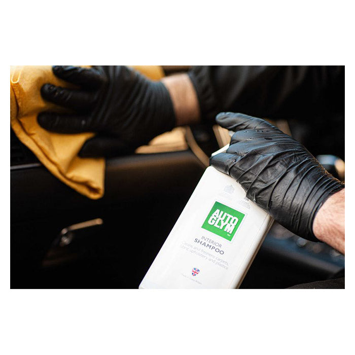 Autoglym Interior Shampoo påføres bilsæde med handske og klud