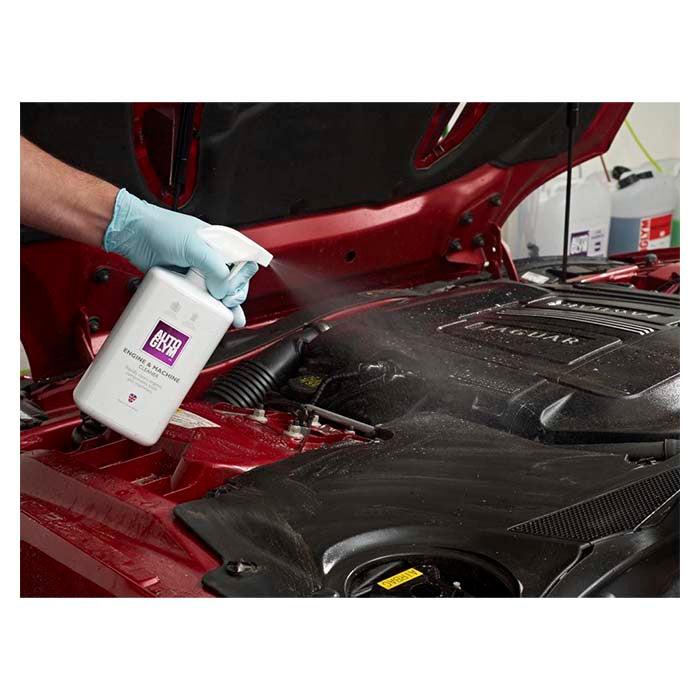 Autoglym Engine and Machine Cleaner sprayes på en skinnende ren bilmotor