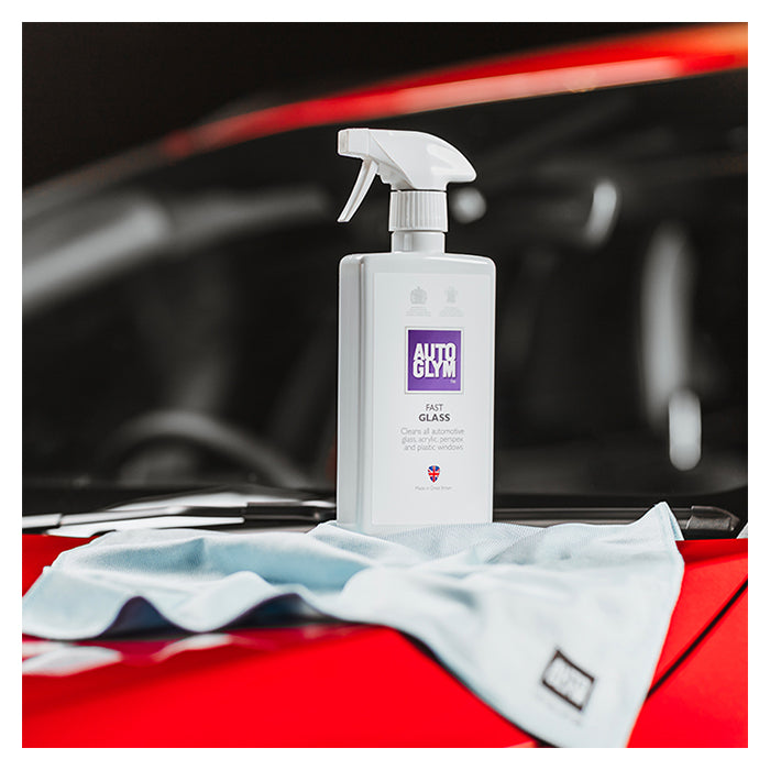 Autoglym Fast Glass ruderens og mikrofiberklud på rød kølerhjelm