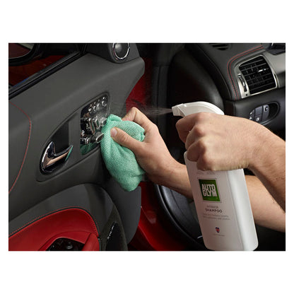 Rengøring af bilens interiør med Autoglym Microcarbon Klud og Interior Shampoo