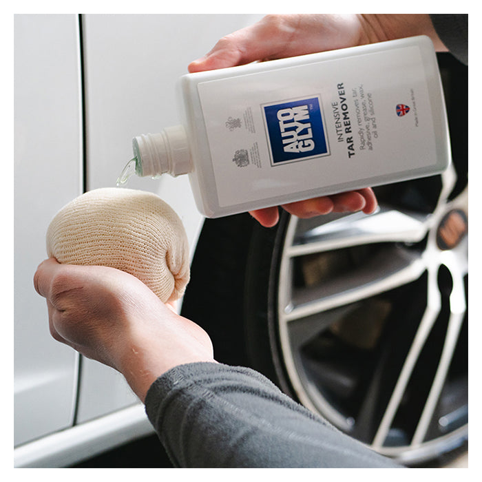 Autoglym Intensive Tar Remover hældes på en klud til bilpleje.