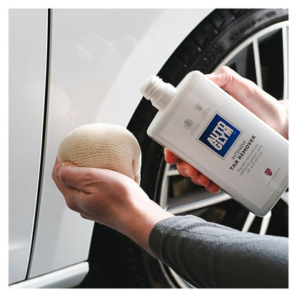 Autoglym Intensive Tar Remover påføres bilens lak med en klud