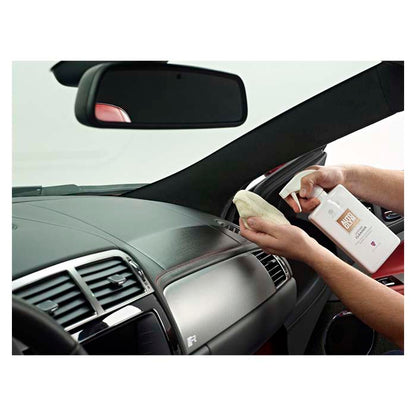 Autoglym læderrens påføres instrumentbræt med klud