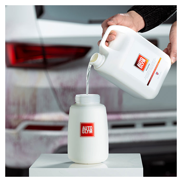 Autoglym Magma Flyverustfjerner hældes fra flaske til skumsprayer på bil