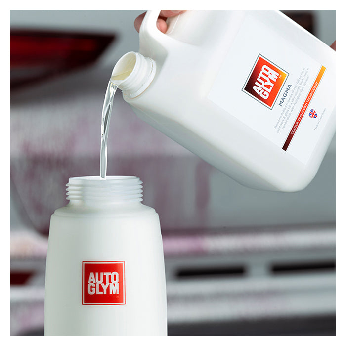 Autoglym Magma Flyverustfjerner hældes fra stor dunk til mindre flaske.