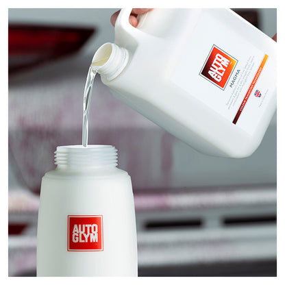 Autoglym Magma Flyverustfjerner hældes fra stor dunk til mindre flaske.
