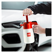 Autoglym Magma Flyverustfjerner sprayflaske i brug på bilens lak