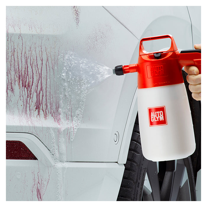 Autoglym Magma Flyverustfjerner sprayflaske påføres hvid bil