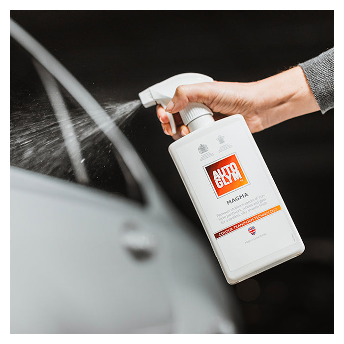 Autoglym Magma Flyverustfjerner sprayes på hvid bil for at fjerne flyverust