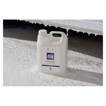 Autoglym Polar Blast skumshampoo 2,5L på jorden nær en bil med skum