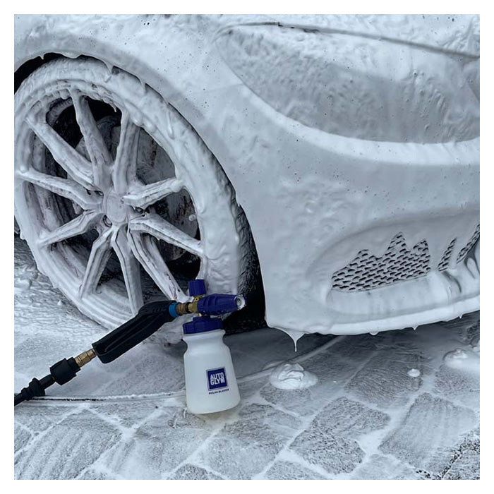 Autoglym Polar Blaster skumlanse med Kärcher adapter applicerer skum på bilens hjul og karosseri