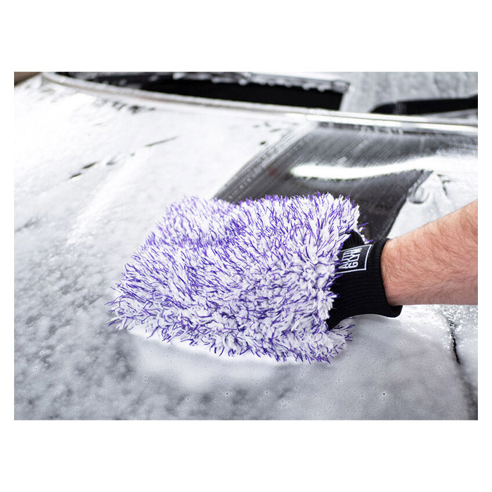 Autoglym Polar Mikrofiber Vaskehandske bruges til bilvask, med skum på bilens overflade